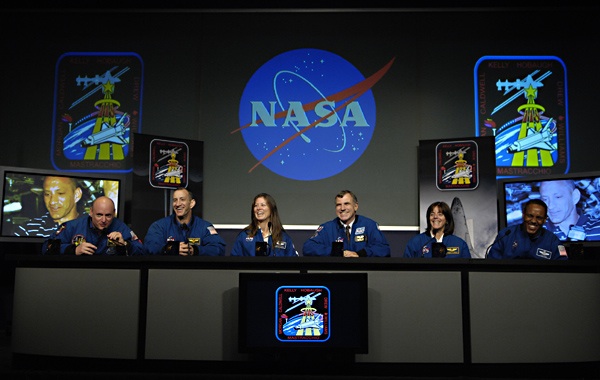 STS 118 Crew